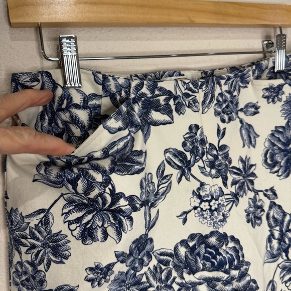 Talbots Stretch Capris Blue and Ivory Floral Ankle Pants Women’s Size 12 Petite - Picture 2 of 11
